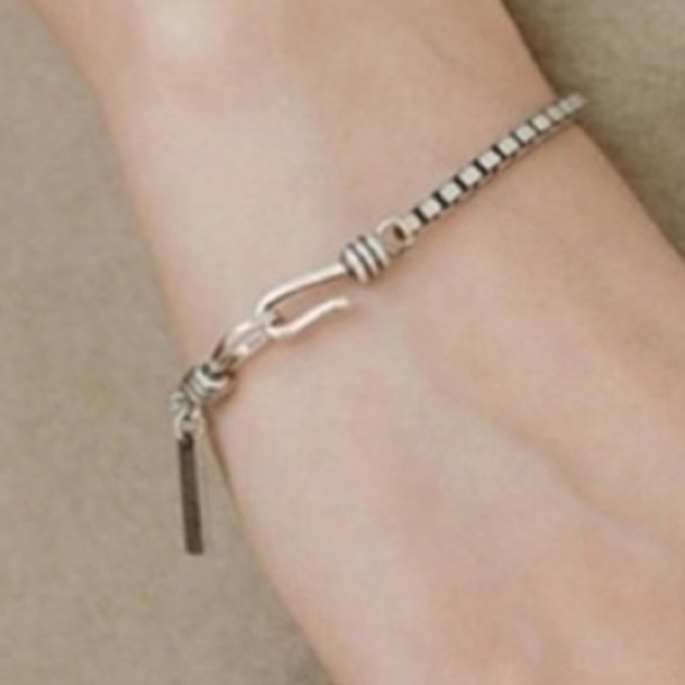 NWOT - FREE initial - Sterling Silver (925) squared chain bracelet